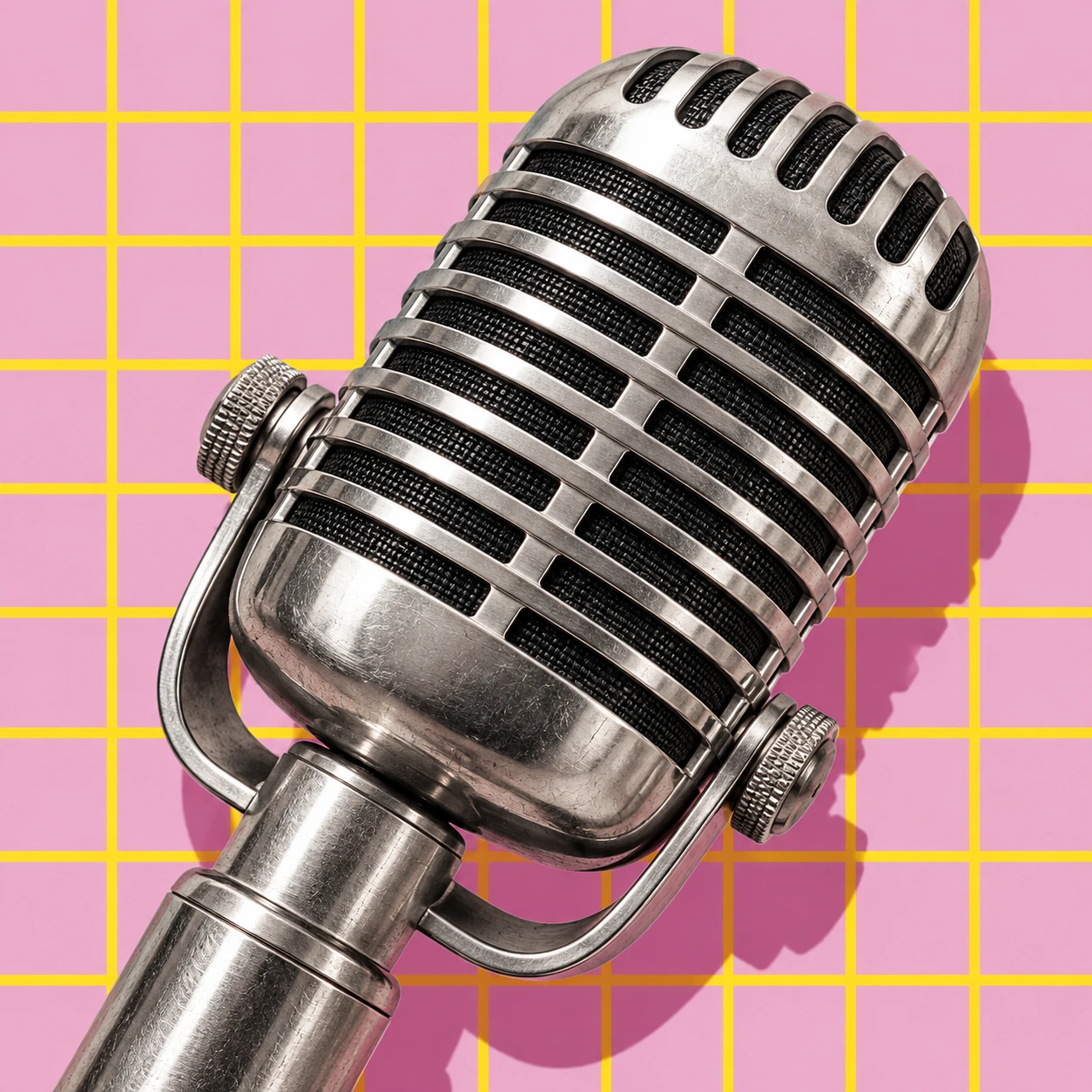 Microphone vintage sur fond rose quadrillé